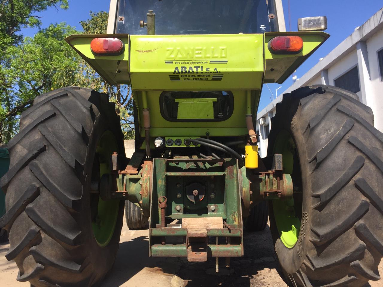 Tractor Zanello 230CC con Pala y Pinche Rollos - Imagen 3